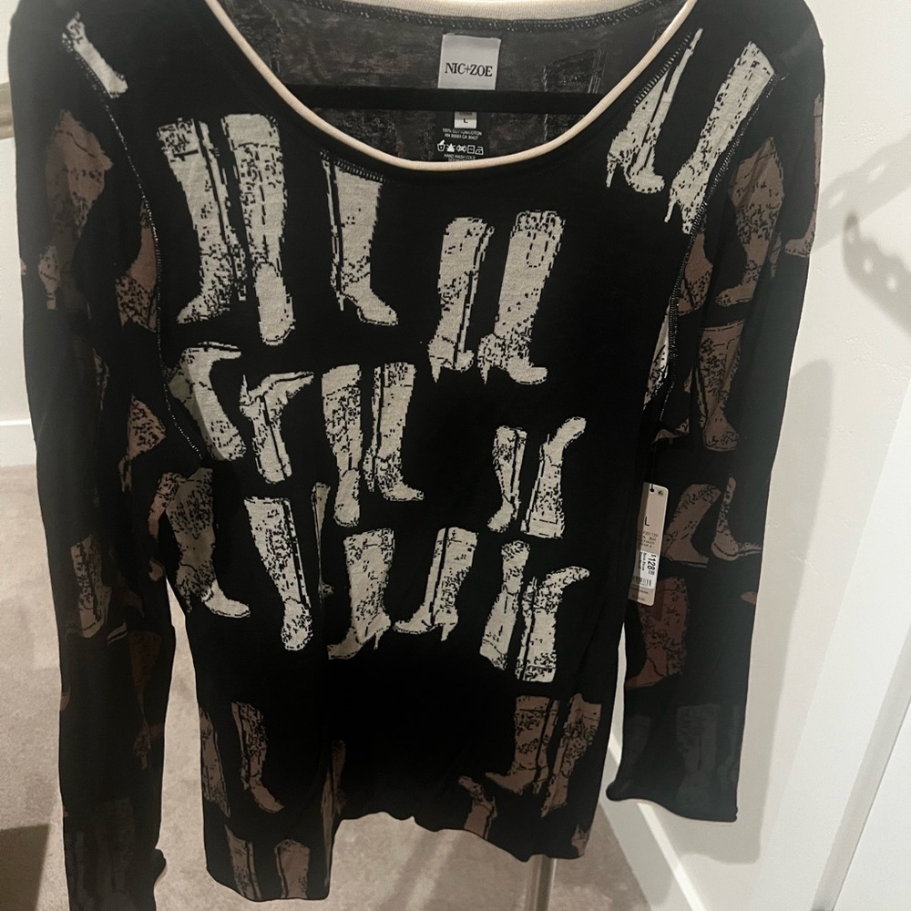 NIC+ZOE Black Fitted sweater with Artistic Print